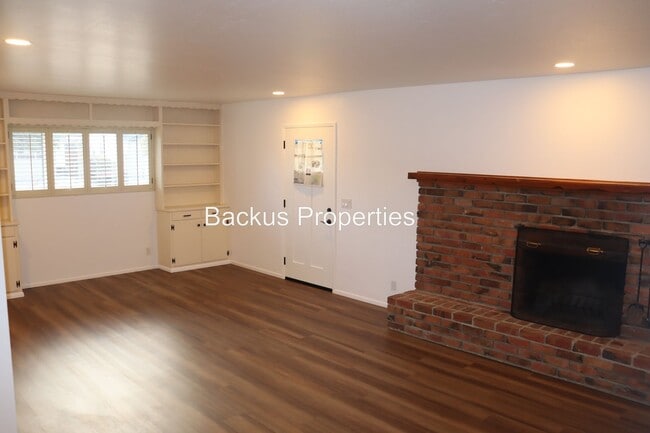 Building Photo - 738 Carmelita Dr