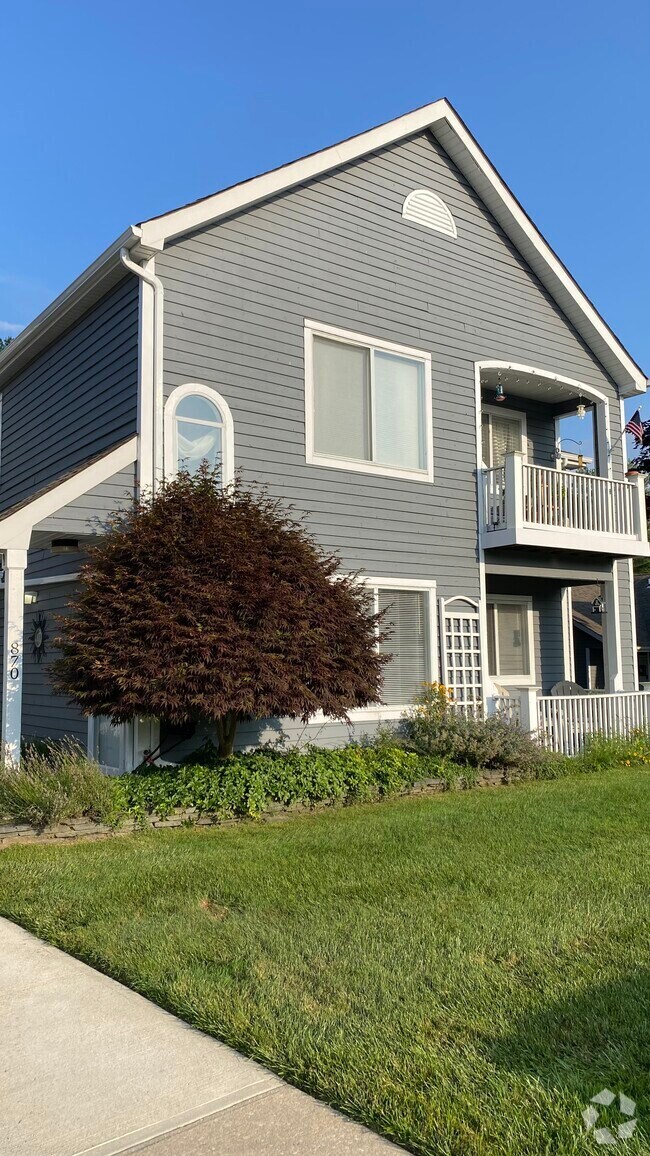 Building Photo - 868 Birchwood Park Dr