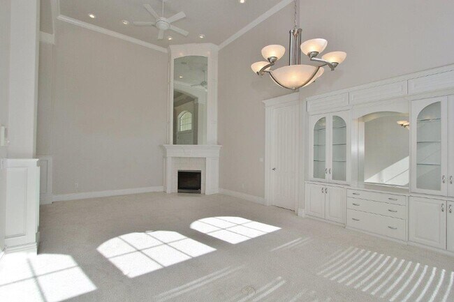 Foto del edificio - Immaculate & Captivating Home in Lexington Hills