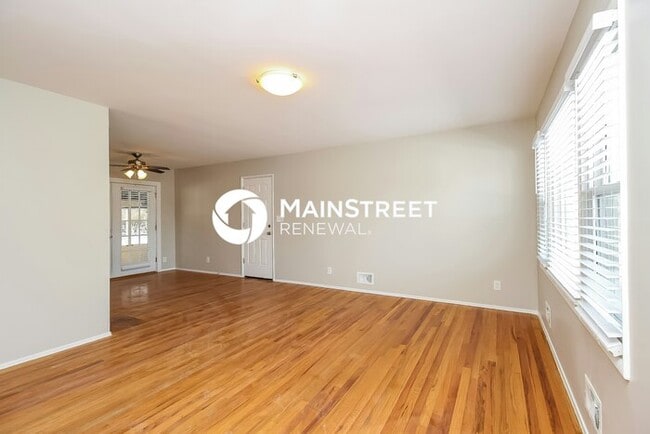 Foto del edificio - 3 Bedroom Pet-Friendly Home in INDEPENDENC...