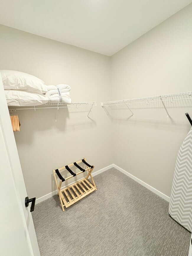 Foto del edificio - Fully Furnished 1 bedroom with a den, Utilities Included! Short-term leases available now!