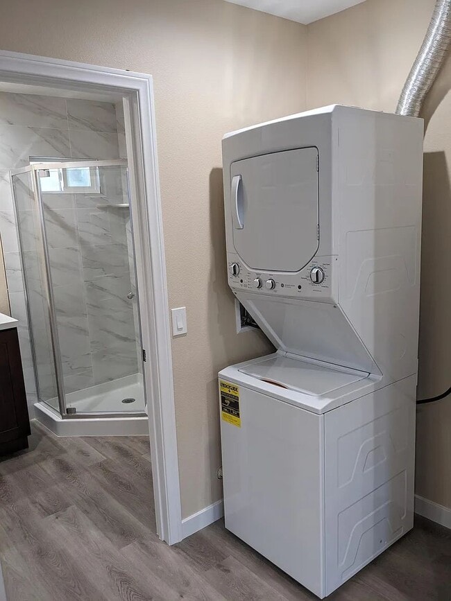 Building Photo - Unit B