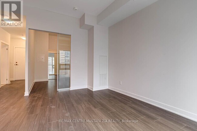 Photo du bâtiment - 430 Square One Dr