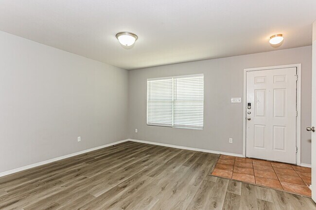 Foto del edificio - 8201 Southbrook Cir