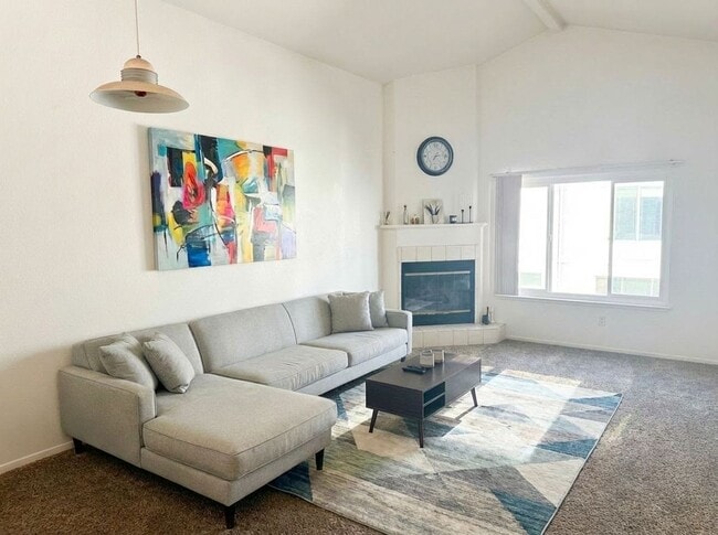 Building Photo - AVAILABLE JUNE!~ BEAUTIFUL & SPACIOUS 3BD/2BA TOWNHOUSE IN CROWN POINT - $4,895/MO!