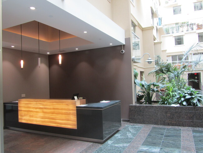 Building Photo - 437 Roncesvalles Av