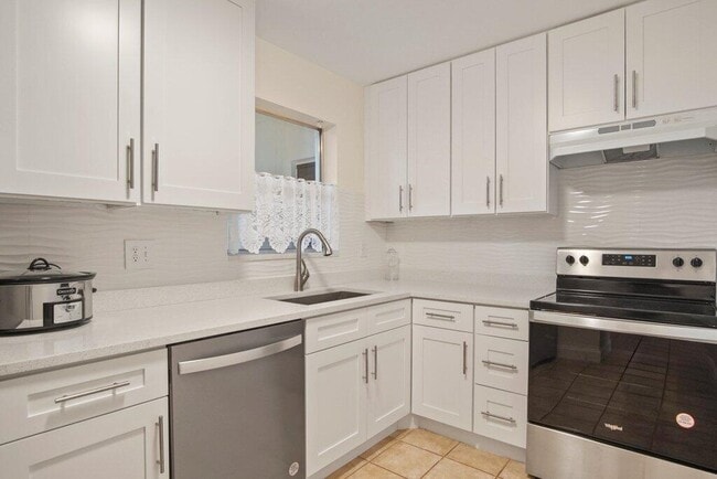 Building Photo - 223 Lake Frances Dr