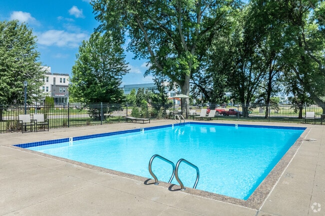 Piscina - Kensington Pointe Apartments