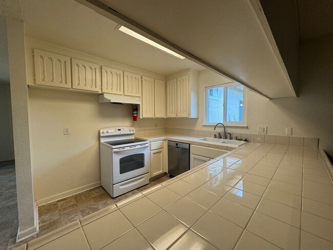 Building Photo - Beautiful Home, Coming SOON! Great Neighbo...