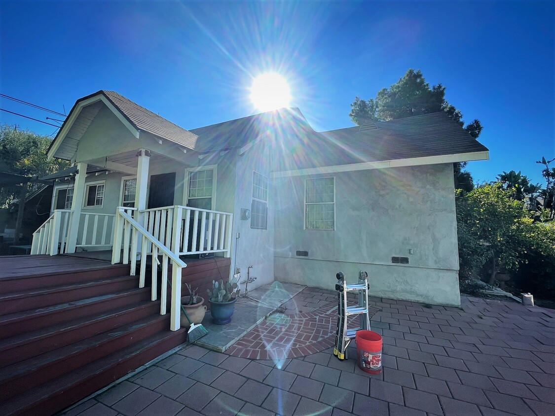 Primary Photo - 542 N Virgil Ave