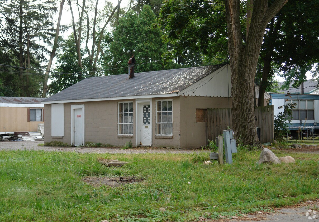 Building Photo - Mobile Home Manor