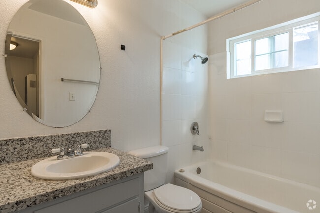 1BR, 1BA - 580SF - Bathroom - River Bend Park
