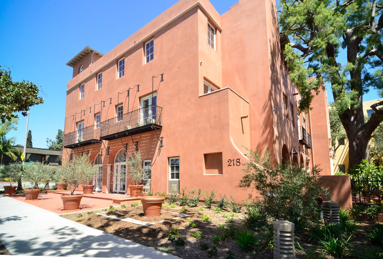 Foto principal - 218 S Oak Knoll Ave