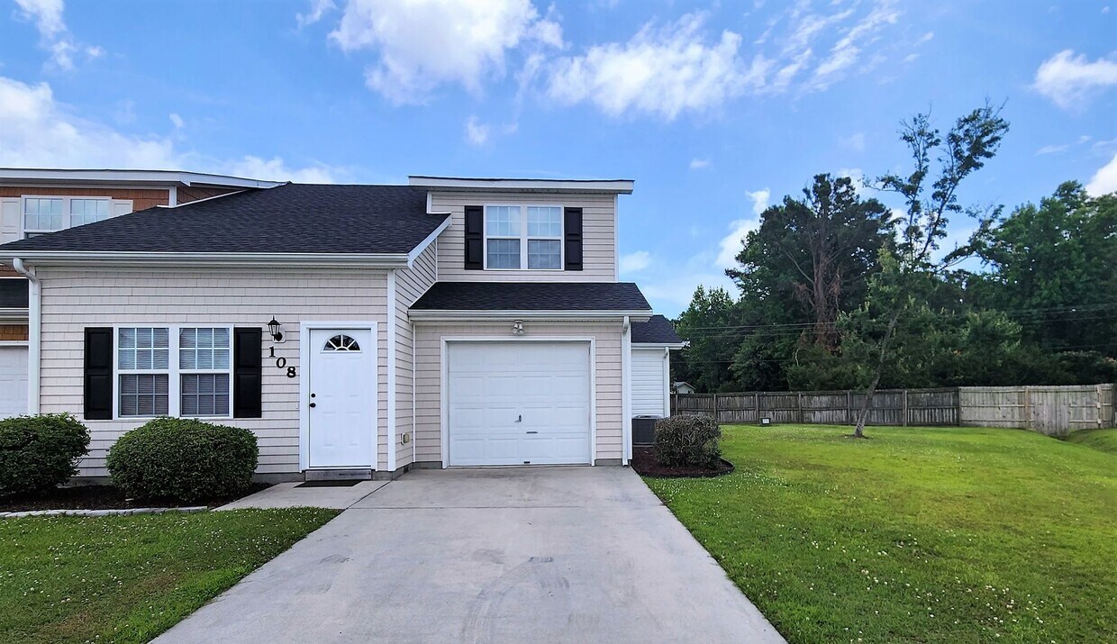 Primary Photo - Beautiful 3 bed 2 1/2 bath townhome in a g...