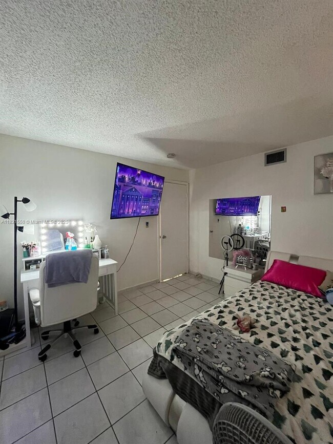 Foto del edificio - 1555 W 44th Pl