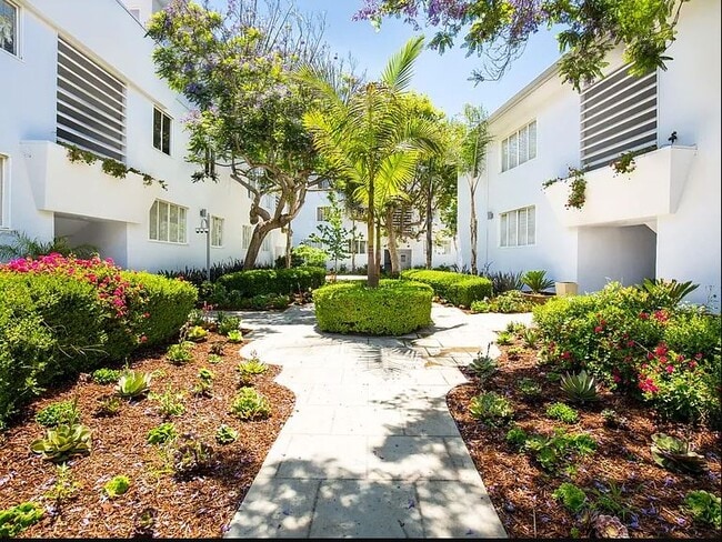 Foto del edificio - 132 San Vicente Blvd