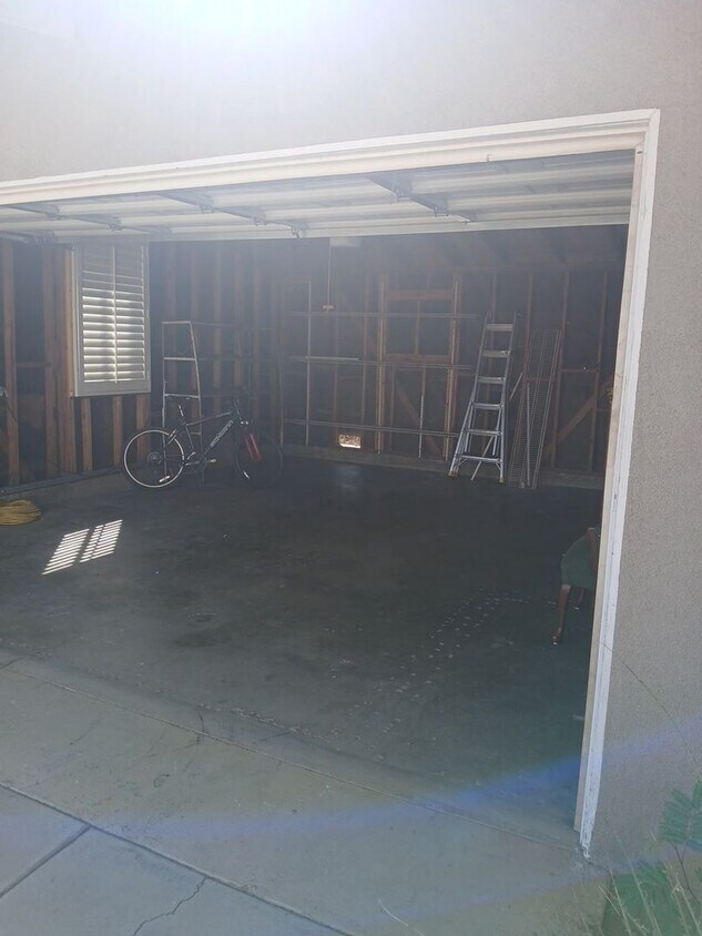 Building Photo - Moreno Valley home ready to move in