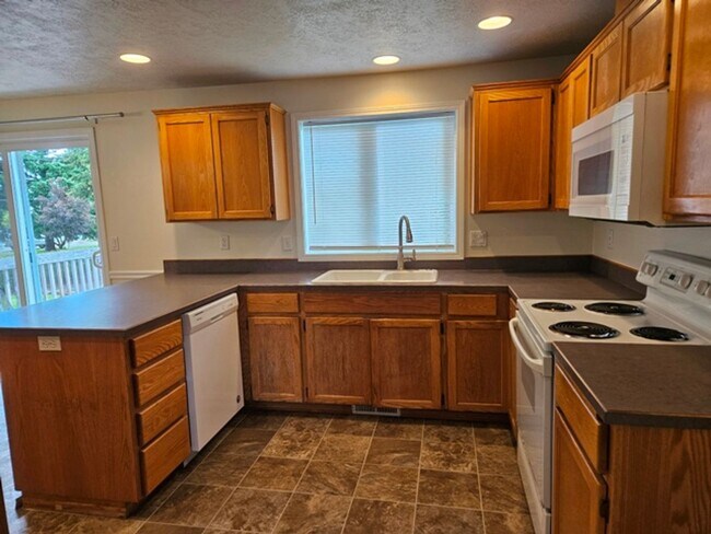 Building Photo - 4Bd/3Ba Two Story House - Available to View!
