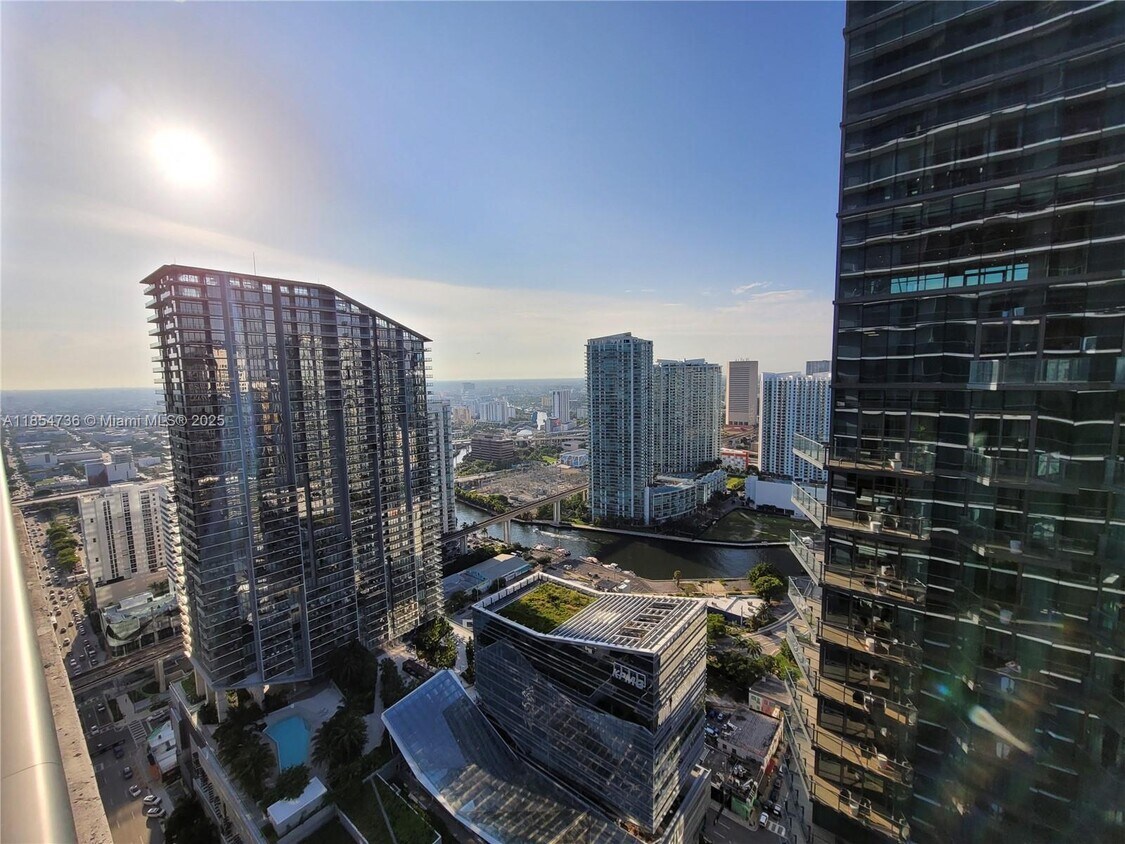 Foto principal - 801 S Miami Ave