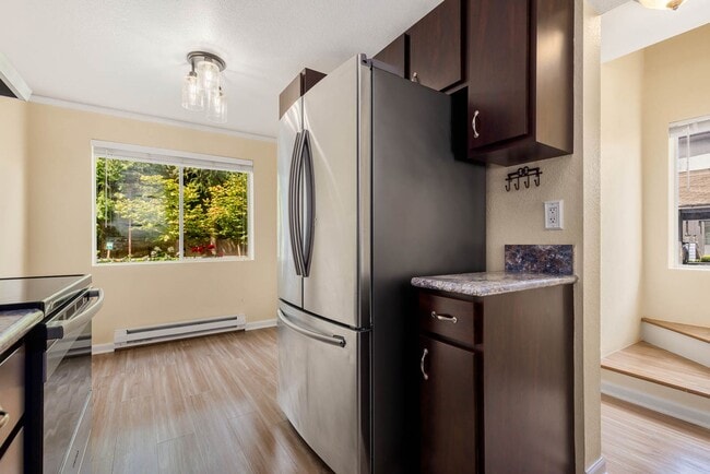 Building Photo - End-Unit Townhome in the Heart of Downtown Issaquah