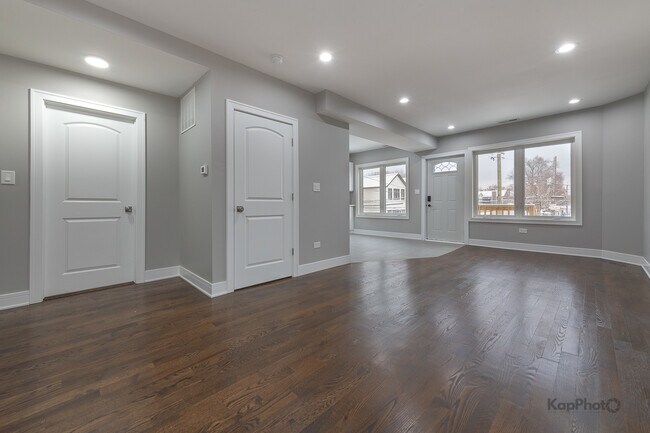 Foto del edificio - 3044 W Irving Park Rd