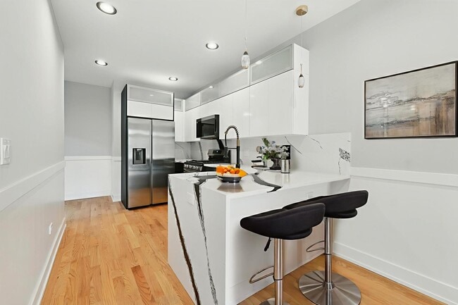 Foto del edificio - 6327 S Langley Ave