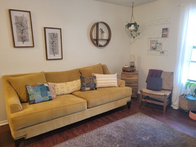 Building Photo - Super cute 2 bedroom 1 bath duplex