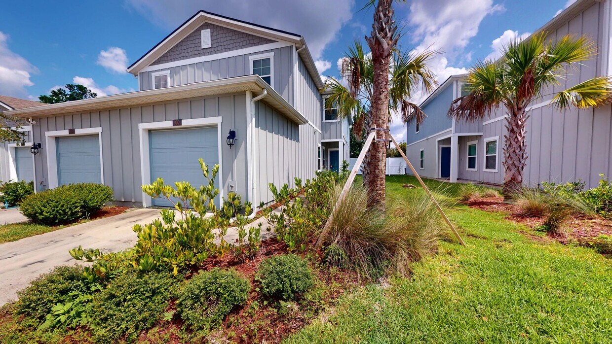 Primary Photo - Beautiful End-Unit Townhome in Capitol Par...