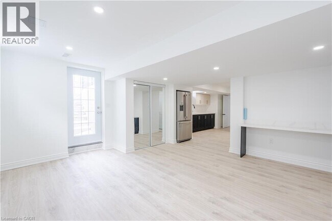 Photo du bâtiment - 45 Rainbow Dr