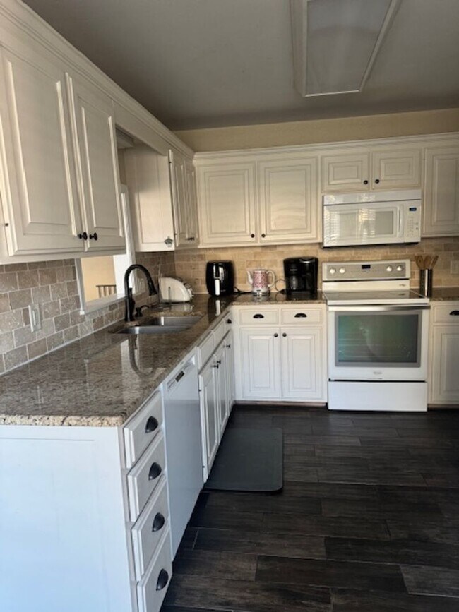 Building Photo - 3/2/2 Gated Community, Fenced Yard, Pool Access