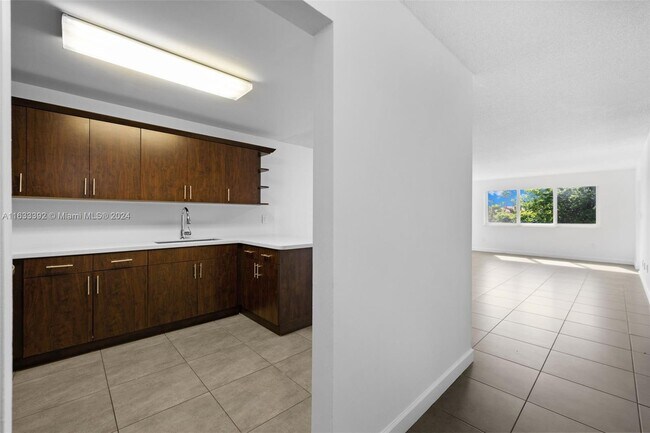 Foto del edificio - 6940 Miami Gardens Dr
