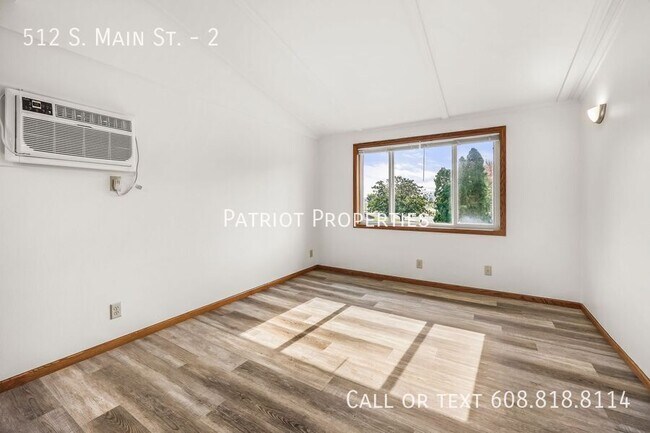 Building Photo - 1 bed/1 bath apartment in Deerfield, WI!