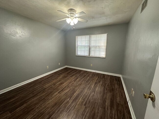 Foto del edificio - Downstairs unit near TMH w/ NO CARPET!!!