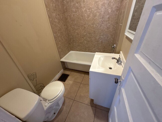 Foto del edificio - 2 Bedroom 1 Bath House $795! Central Air &...
