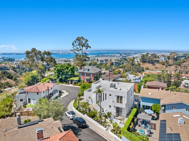 Foto del edificio - Gorgeous 3 Bed/3 Ba Home Tucked Away in the Quiet Canyons of Bankers Hill