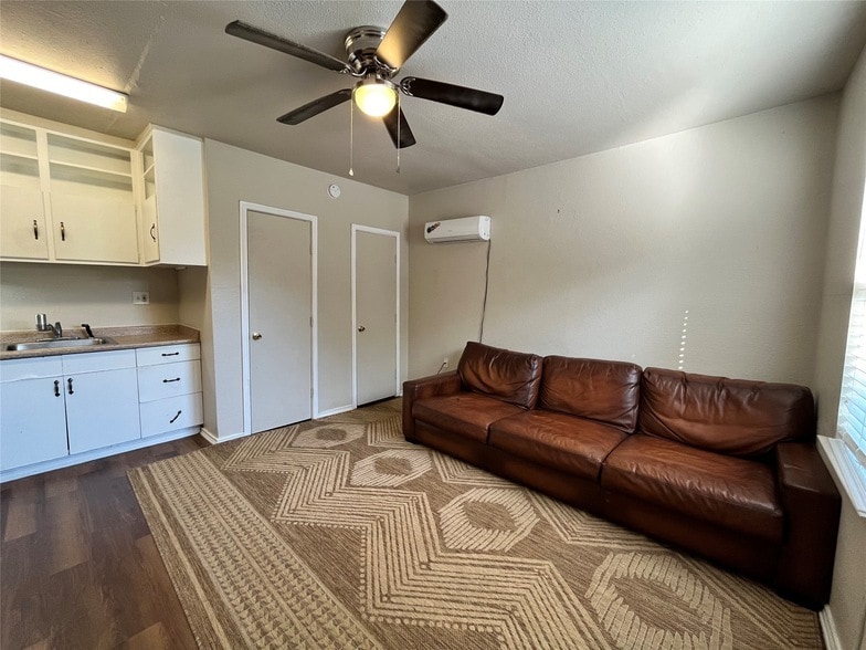 Photo - 519 W Collins Street Unit