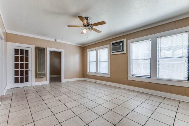 Foto del edificio - 1 bed 1 bath located in Woodlawn Lake