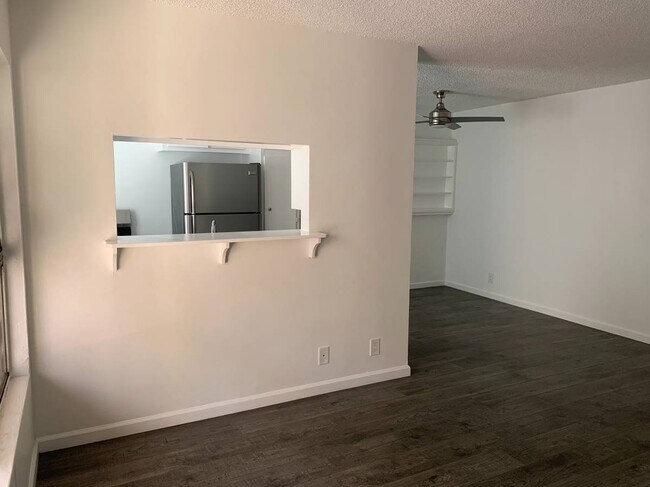 Foto del edificio - 1143 N Beachwood Dr