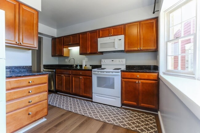 Building Photo - Move in ready 3 bedroom 2.5 Bath in Gaithe...