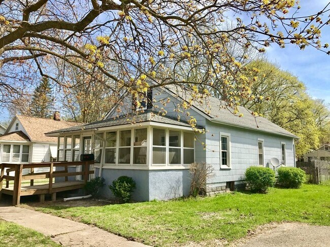 Foto del edificio - Fantastic, large remodeled 3-bed/1-bath ranch, unfinished basement & partially enclosed yard