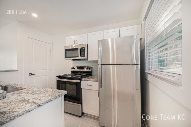 Building Photo - Renovated 2 Bed + Den Townhome in South Plaza