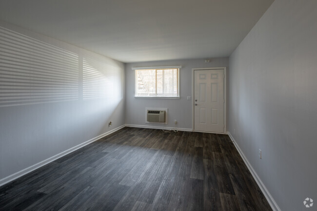 1BR, 1BA - 650SF - Living Room - The Vale