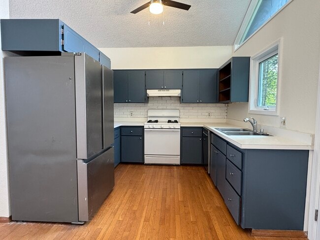 Building Photo - 1233 Crescent Dr