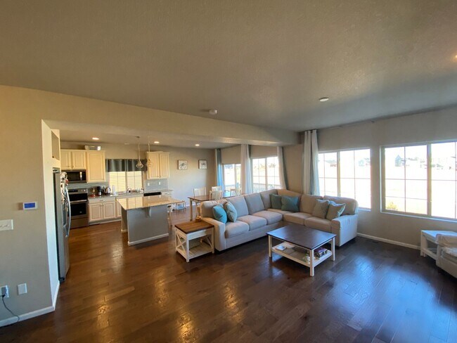Foto del edificio - 4 Bed 4 Bathroom Home in Banning Lewis With Fished Basement!!