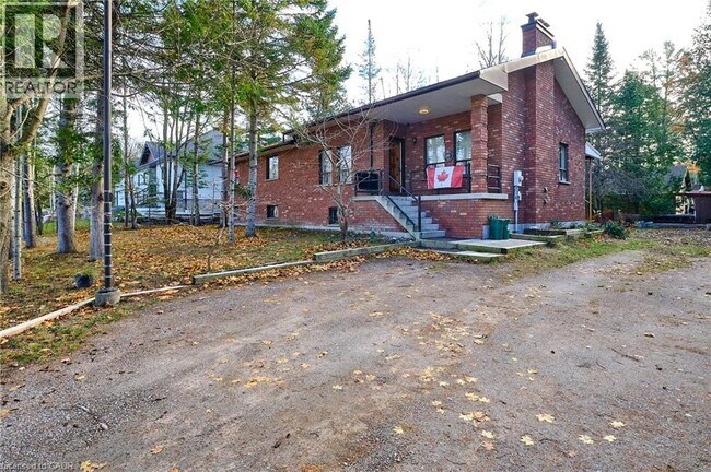 Photo du bâtiment - 13 BALSAM Ave