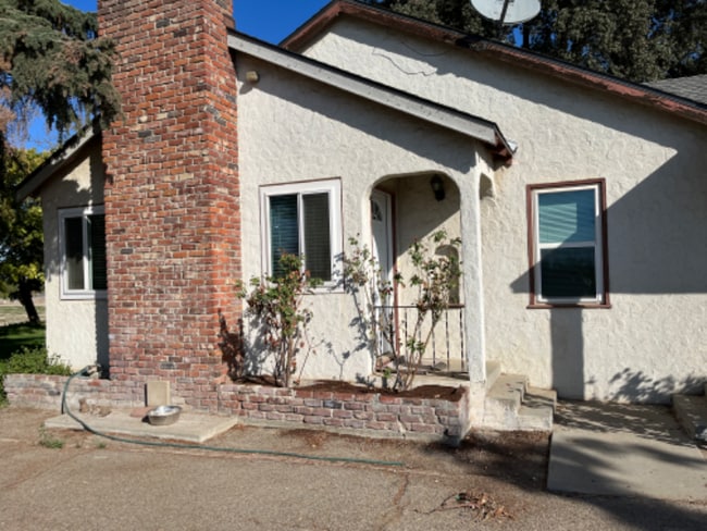 Building Photo - 9286 S Elm Ave