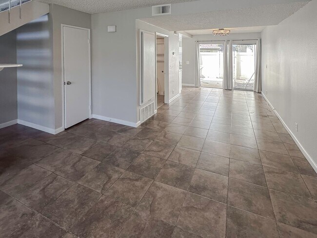 Foto del edificio - JUST REMODELED! Great Floor Plan! 2 Bedroom 2 Bathroom Townhome FOR RENT!