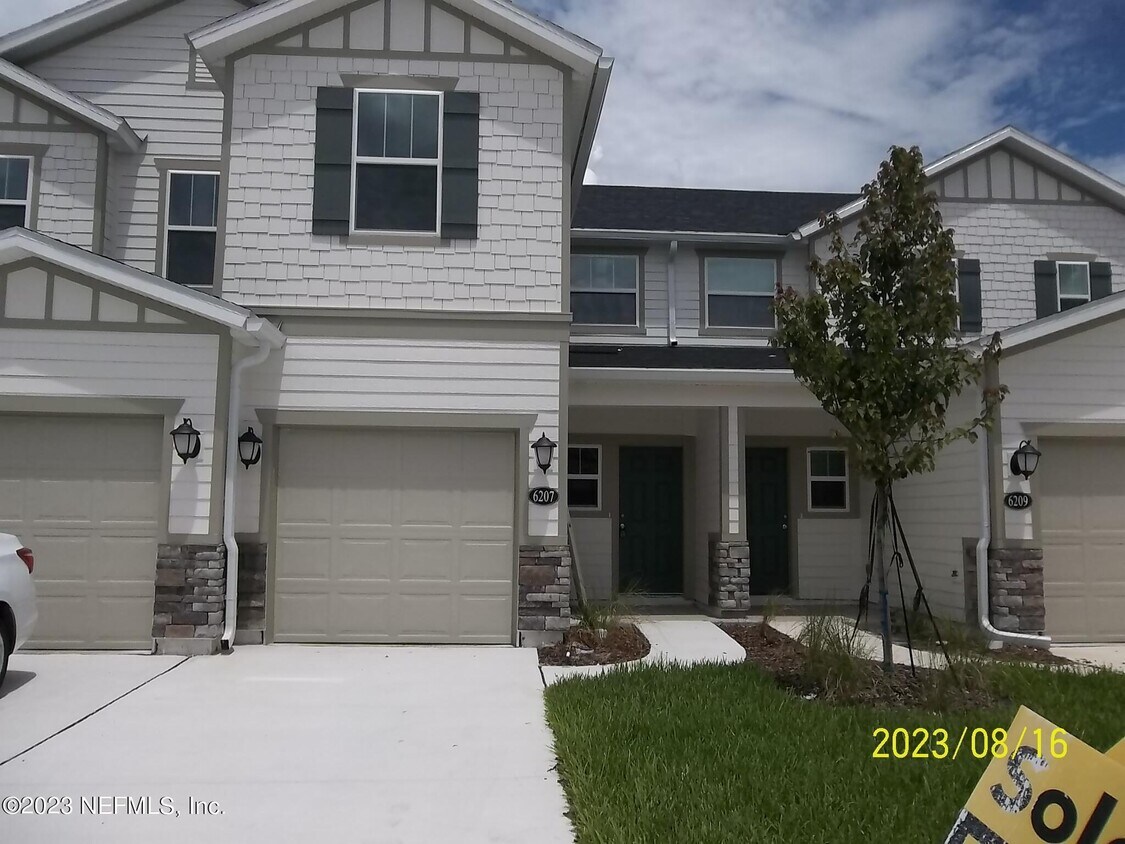 Primary Photo - 6207 Ryegrass St
