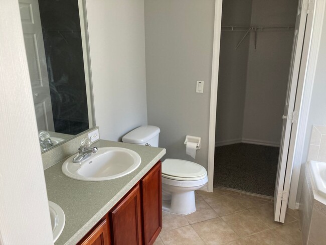 Photo - 447 Knightsbridge Cir House