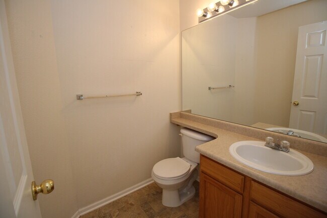 Foto del edificio - Newly Remodeled 3 Bedroom Home in Claremon...